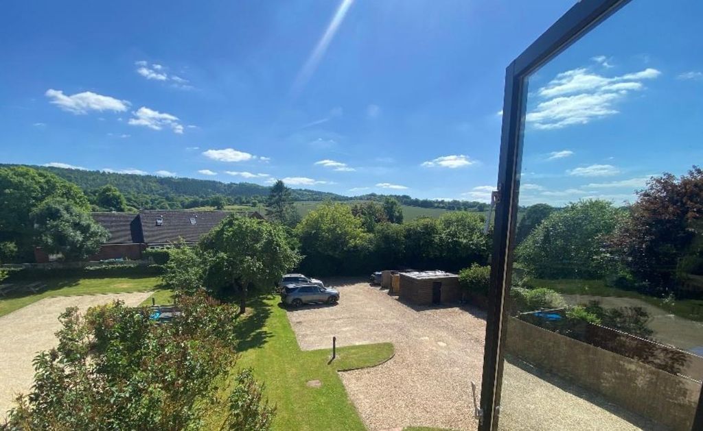 Property photo 2 of 10 Beechwood View