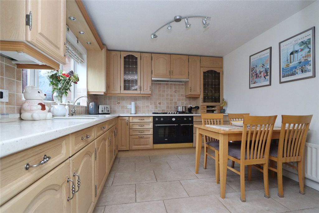 Property photo 2 of 18 Picture No. 11