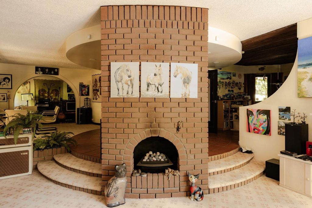 Property photo 2 of 32