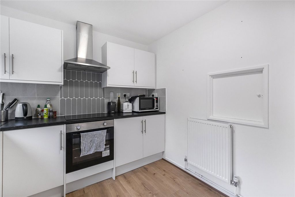 Property photo 3 of 18 Kitchen