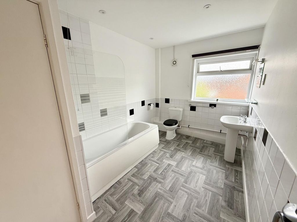 Property photo 2 of 6 Bathroom