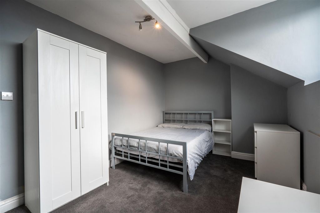 Property photo 3 of 8 Attic Bedroom - Front.Jpg