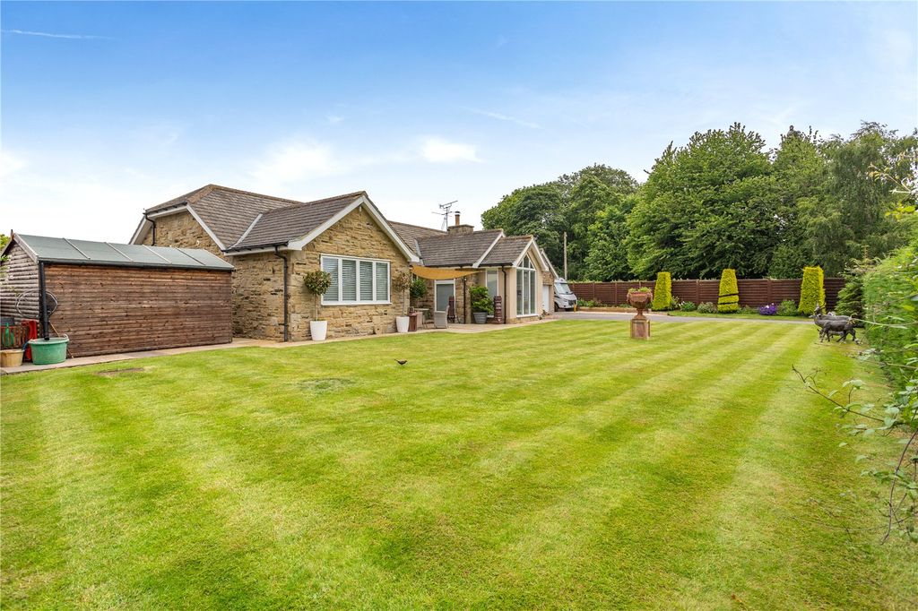 Property photo 3 of 15 Front Gardens