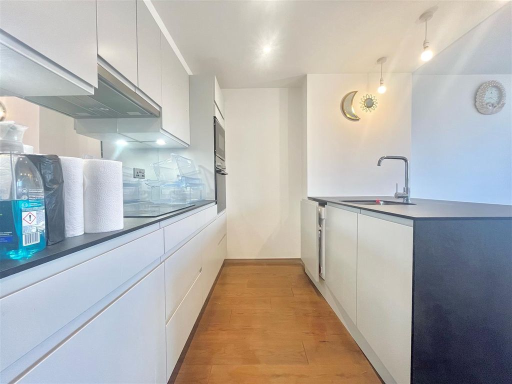 Property photo 3 of 10 Kitchen.