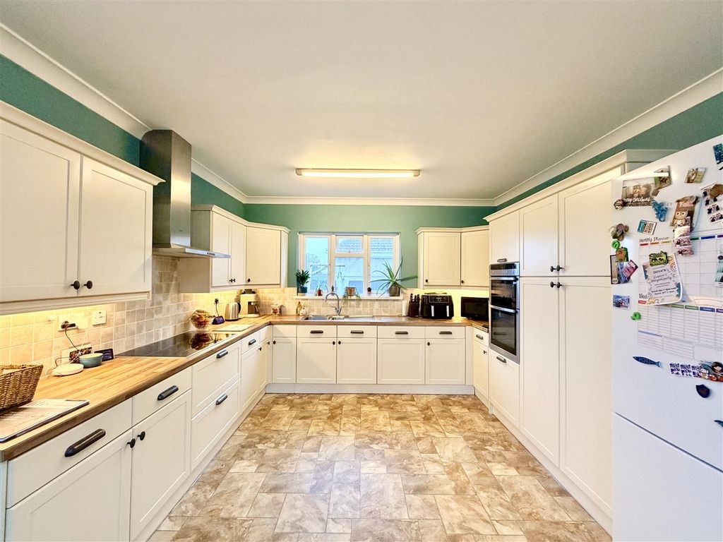 Property photo 3 of 41 Kitchen/Diner