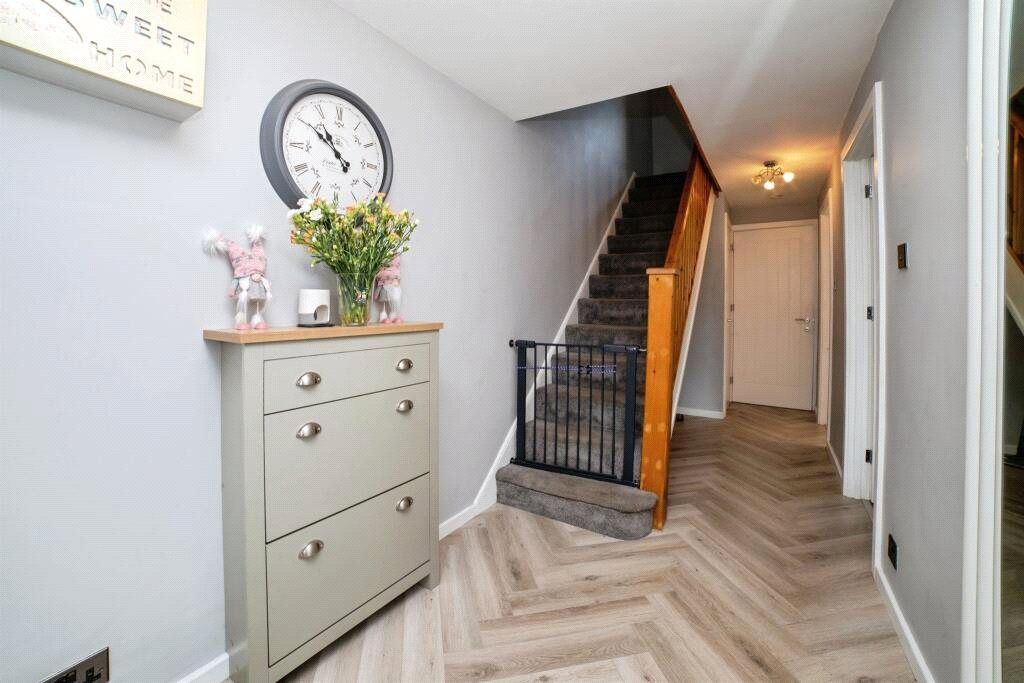 Property photo 3 of 11 Entrance Hall