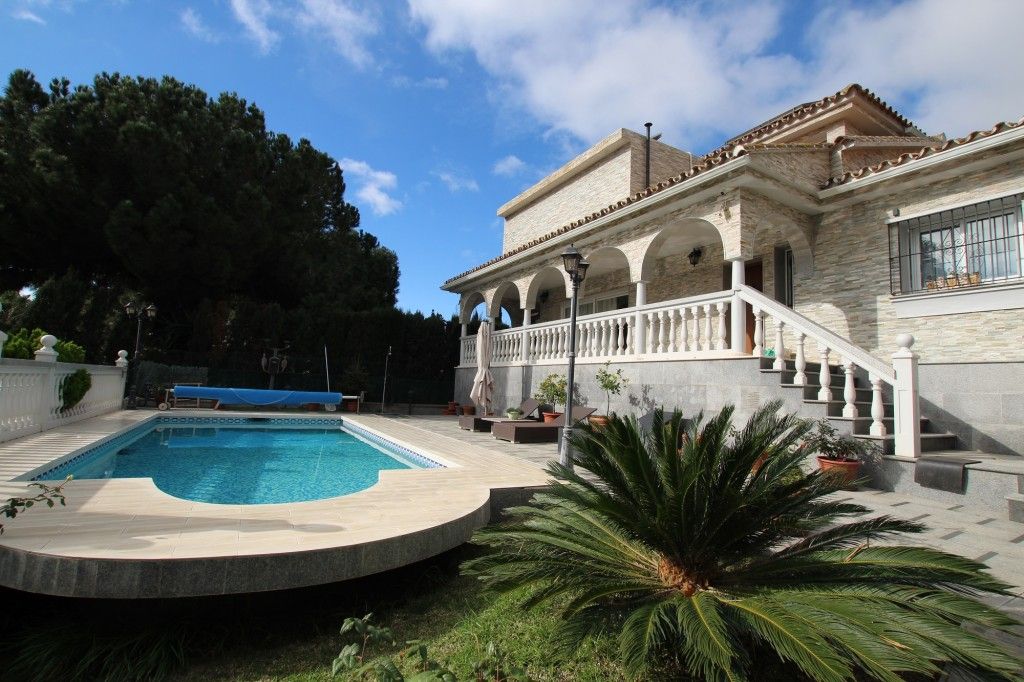 Property photo 1 of 20 Villa With Pool