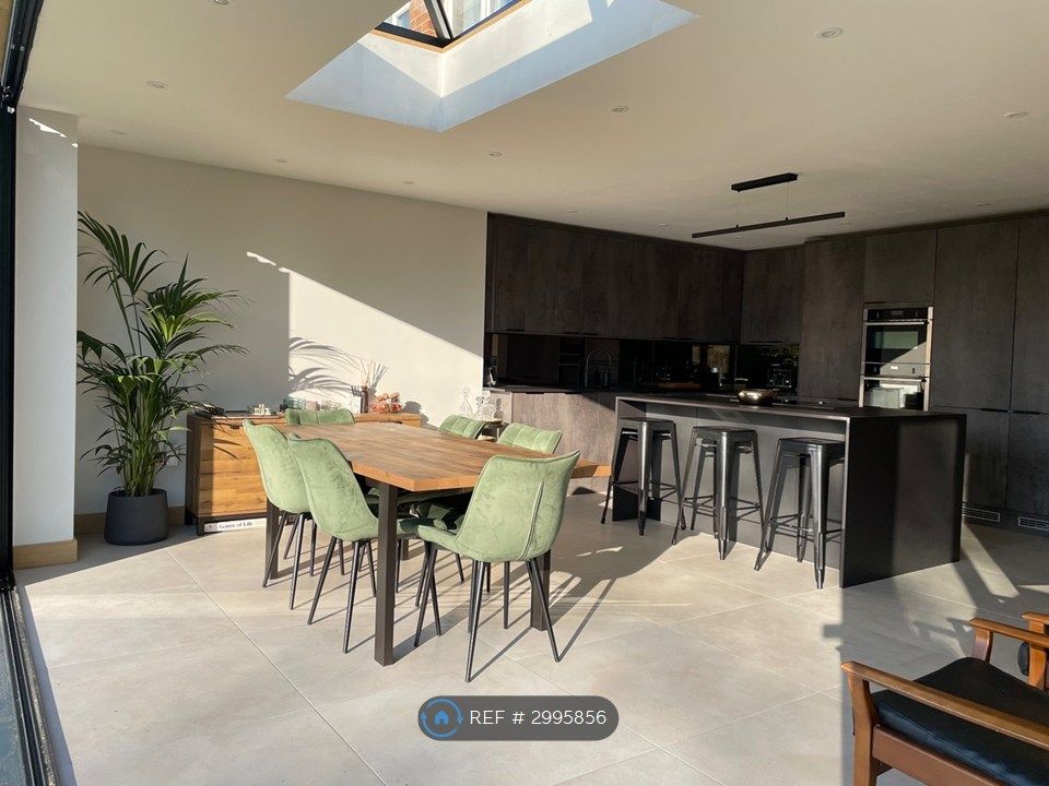 Property photo 3 of 12 Spacious Dining Area With Sky Lantern