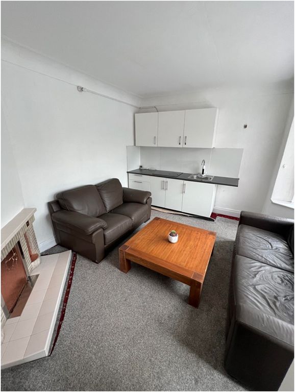 Property photo 3 of 7 Kitchen-Lounge
