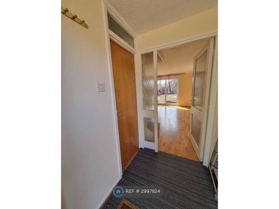 Property photo 3 of 16 Hallway