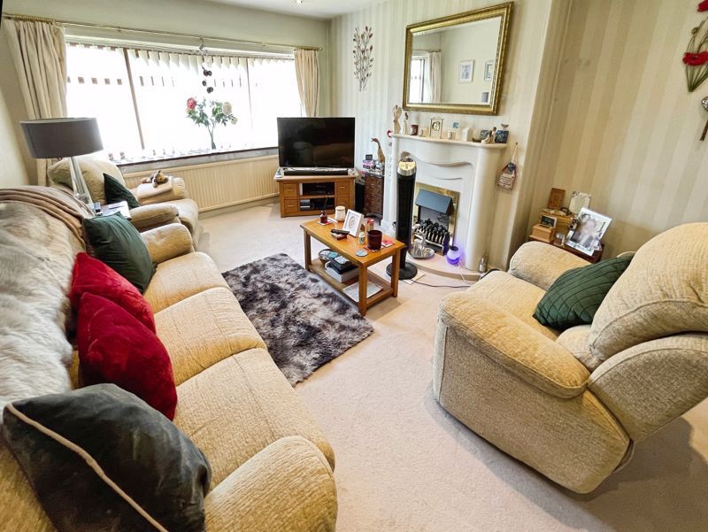 Property photo 3 of 17 Lounge