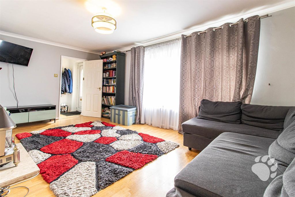 Property photo 3 of 19 Lounge