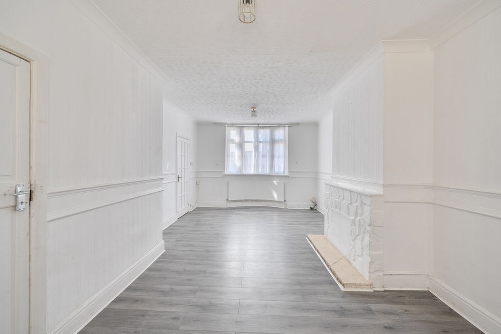 Property photo 2 of 14 1451670-9-69Ea31E...