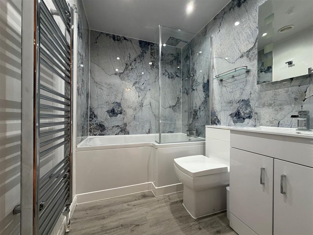 Property photo 1 of 11 Bathroom.Jpg