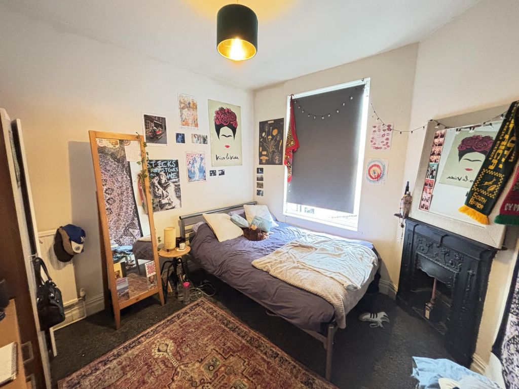 Property photo 1 of 15 A Spacious And Cozy Master Bedroom Featuring A Lar...