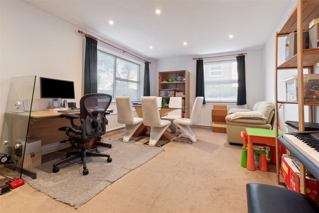 Property photo 2 of 17 2 Wentworth Court-001.Jpg