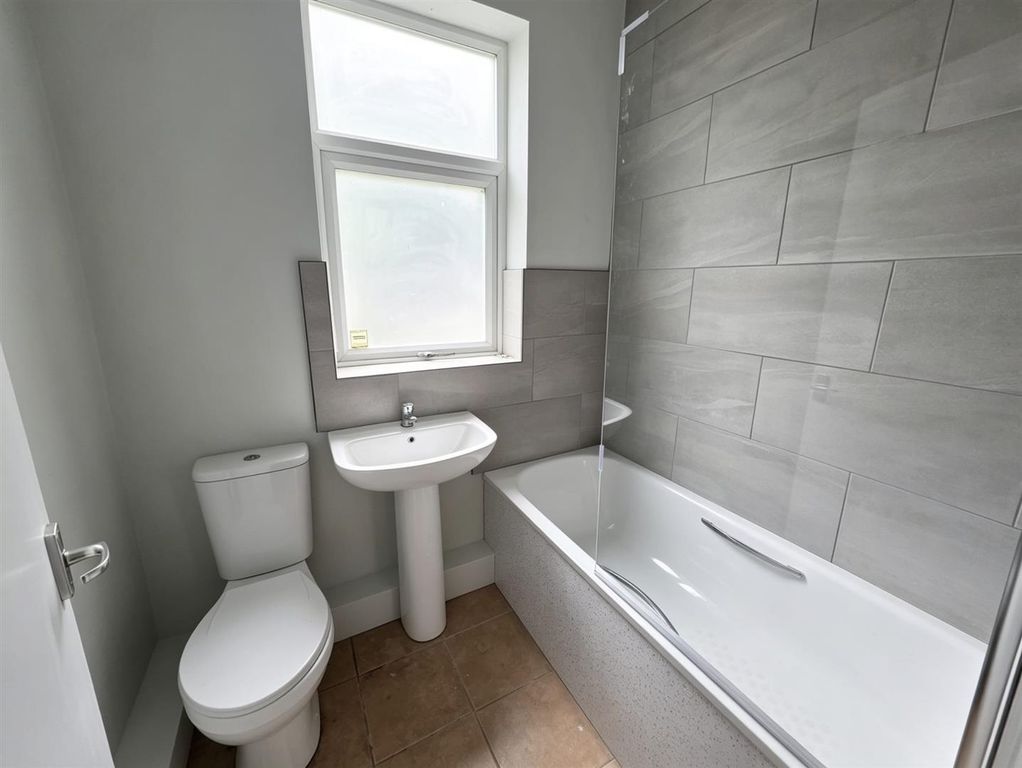 Property photo 1 of 8 Bathroom.Jpeg