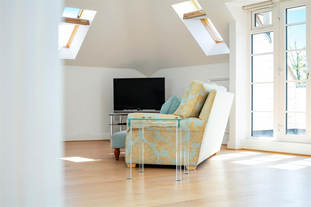 Additional image 12 of 2 bed flat for saleFlanchford Road, Reigate RH2