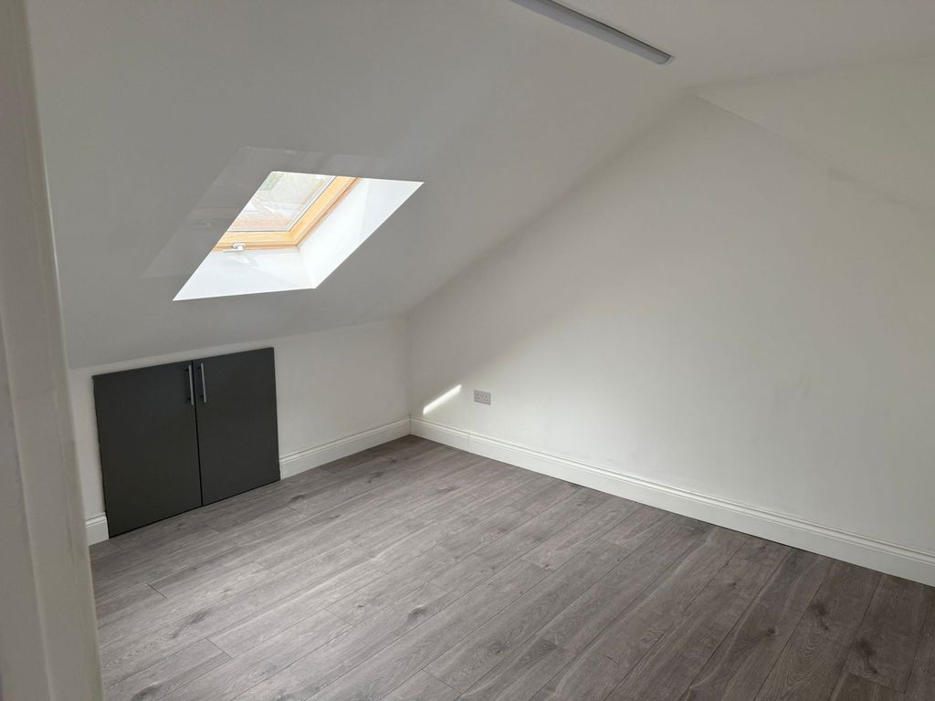 Property photo 1 of 5 2 Bedroom Maisonette For Rent