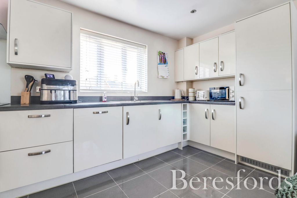 Property photo 2 of 10 Kitchen