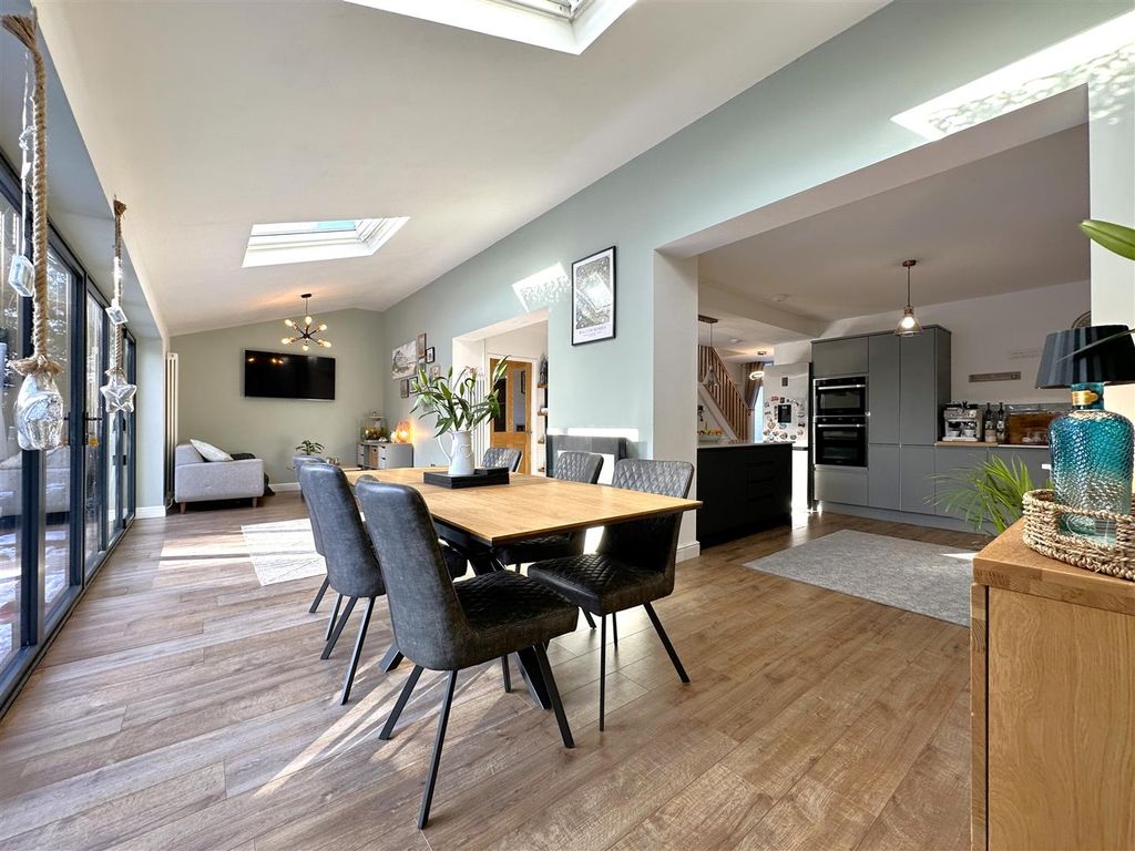 Property photo 2 of 25 Spacious Living Flexibility 704