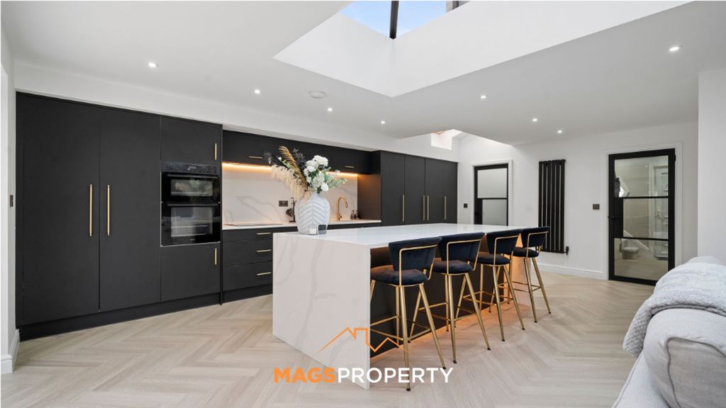 Property photo 2 of 31