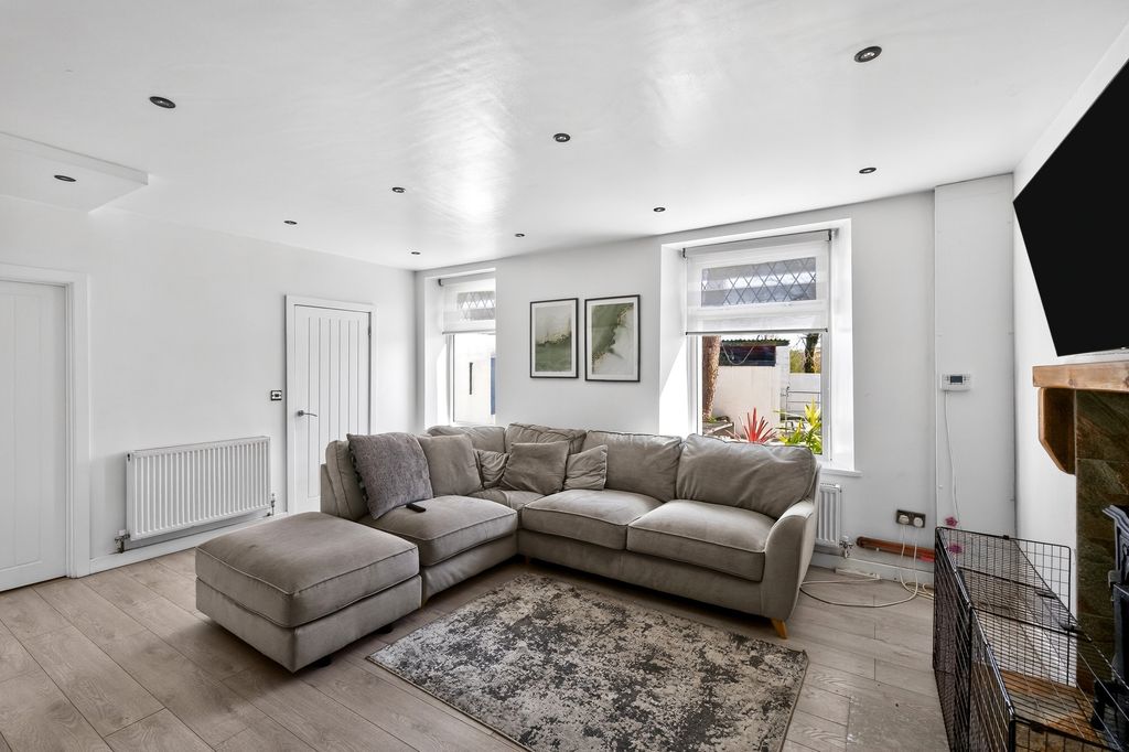 Property photo 3 of 19 Lounge