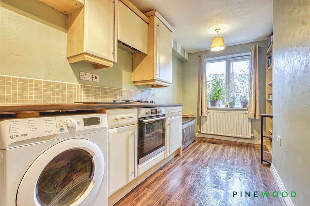 Property photo 3 of 17 Kitchen Diner