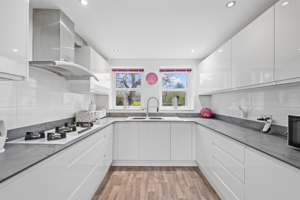 Property photo 2 of 34 York House-08.Jpg