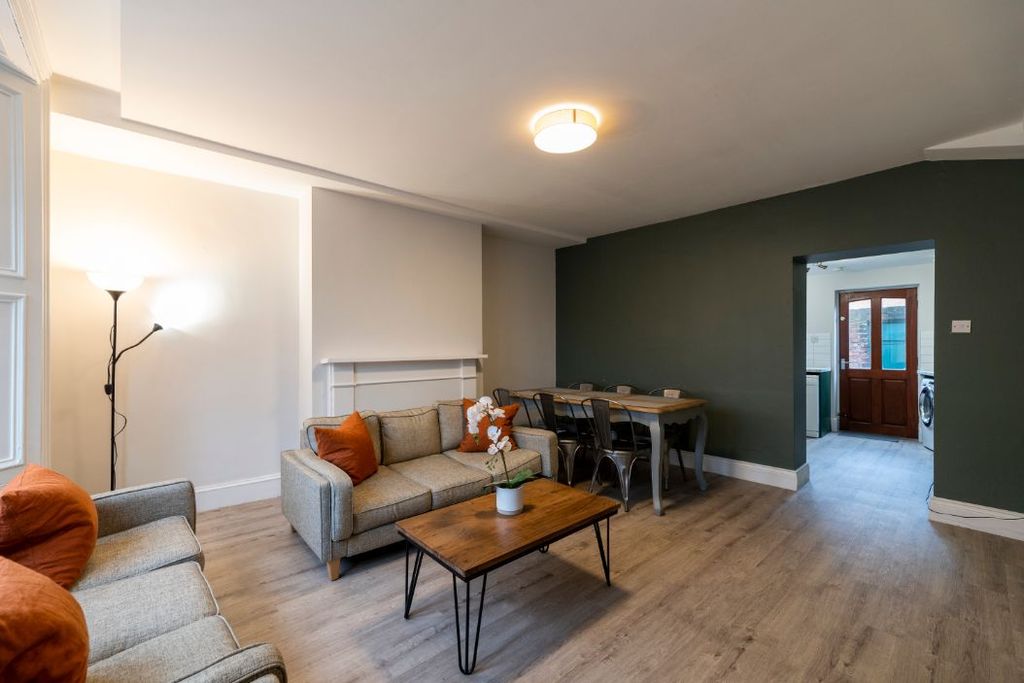 Property photo 3 of 18 2Gt - Living Area