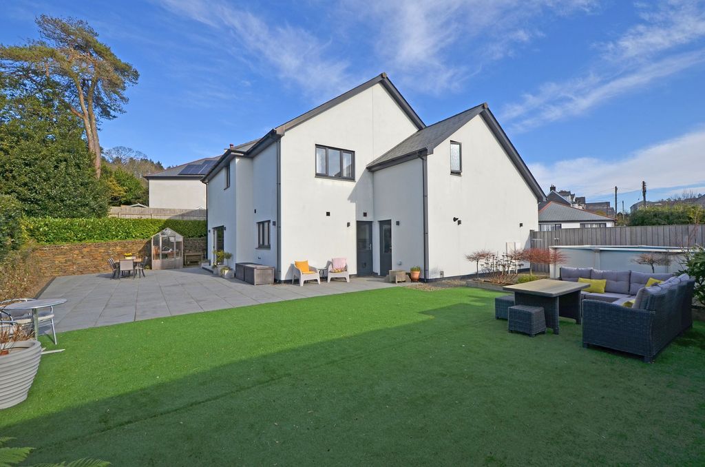 Property photo 2 of 33