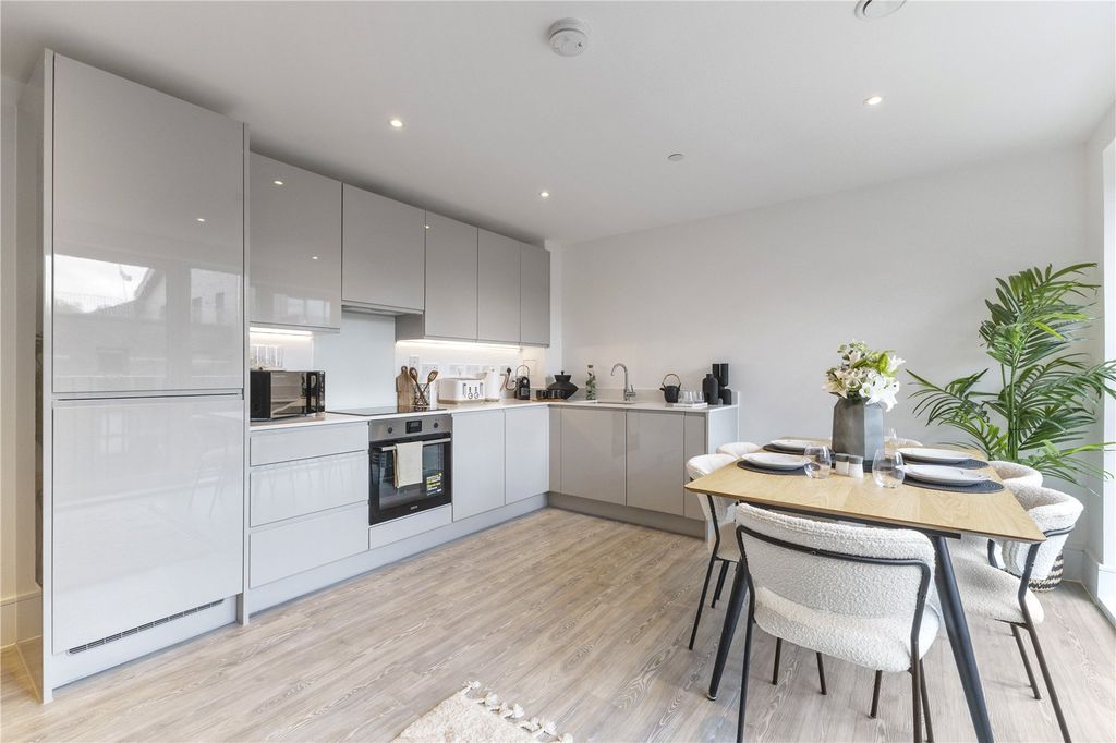 Property photo 2 of 6 Show Apartment