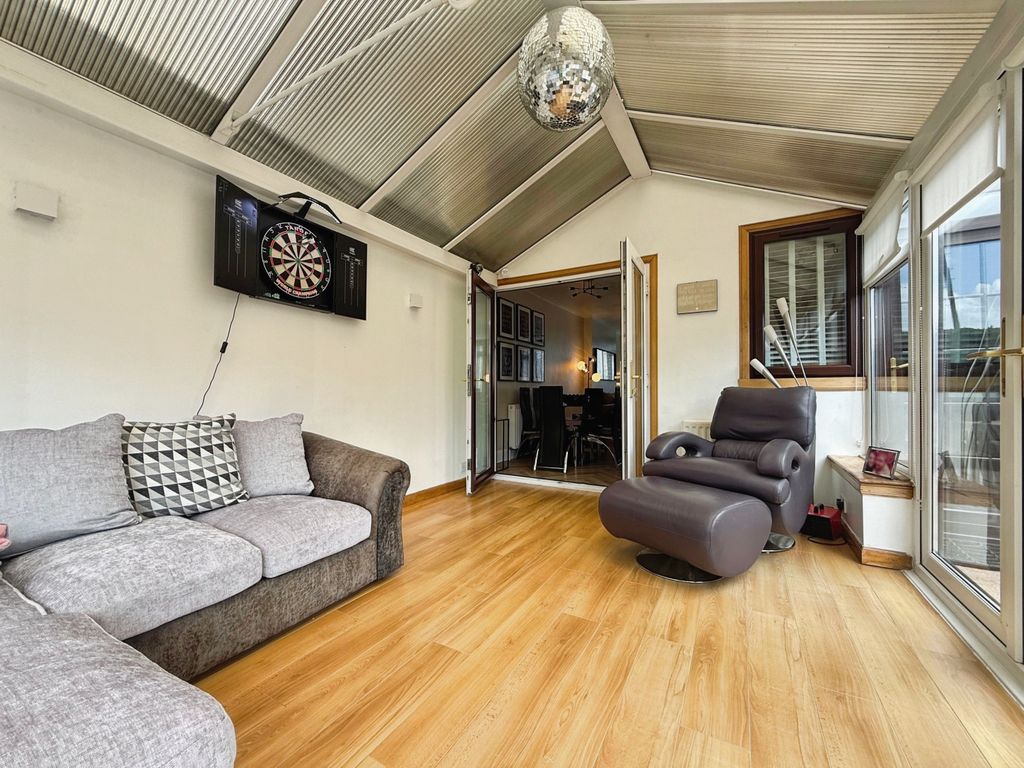 Property photo 3 of 37 Laidlaw Gardens