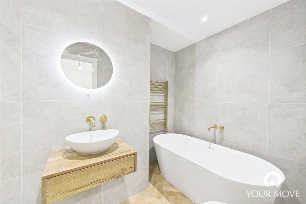Property photo 3 of 18 Bathroom