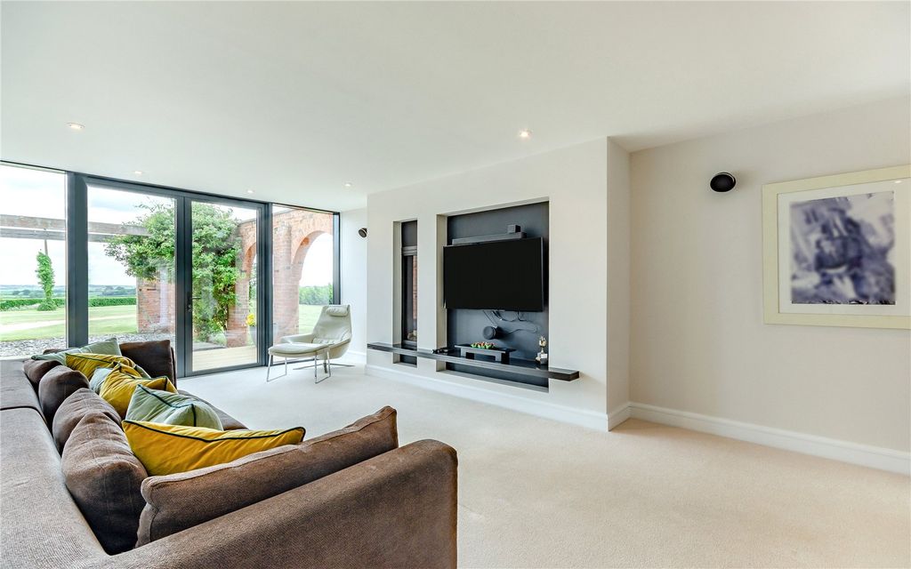 Property photo 3 of 28 Sitting Room