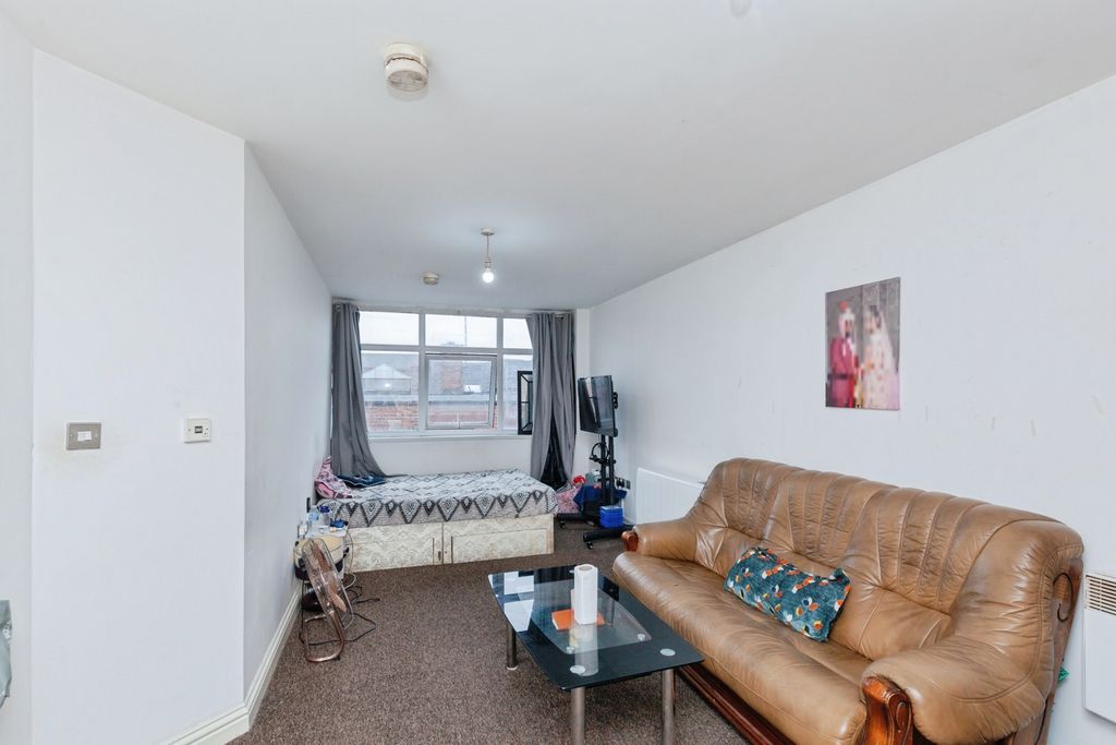 Property photo 2 of 11 Lounge