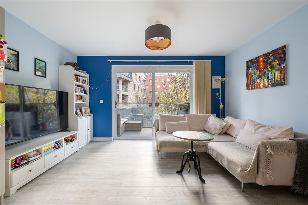 Property photo 2 of 20 Hoffmans Road, E17