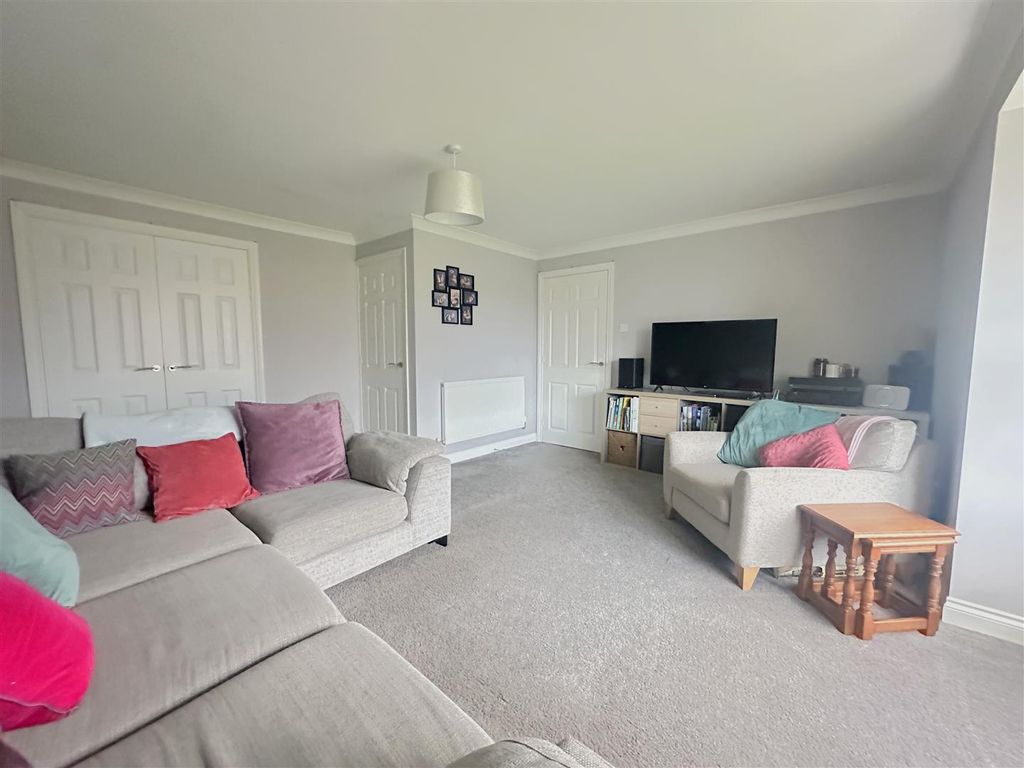 Property photo 3 of 32 Lounge