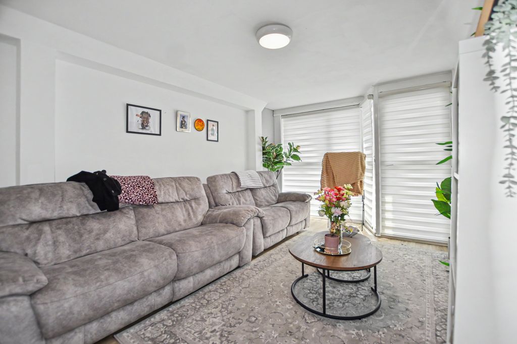 Property photo 2 of 18 43 Becton Place, Erith, Da8 1Jt