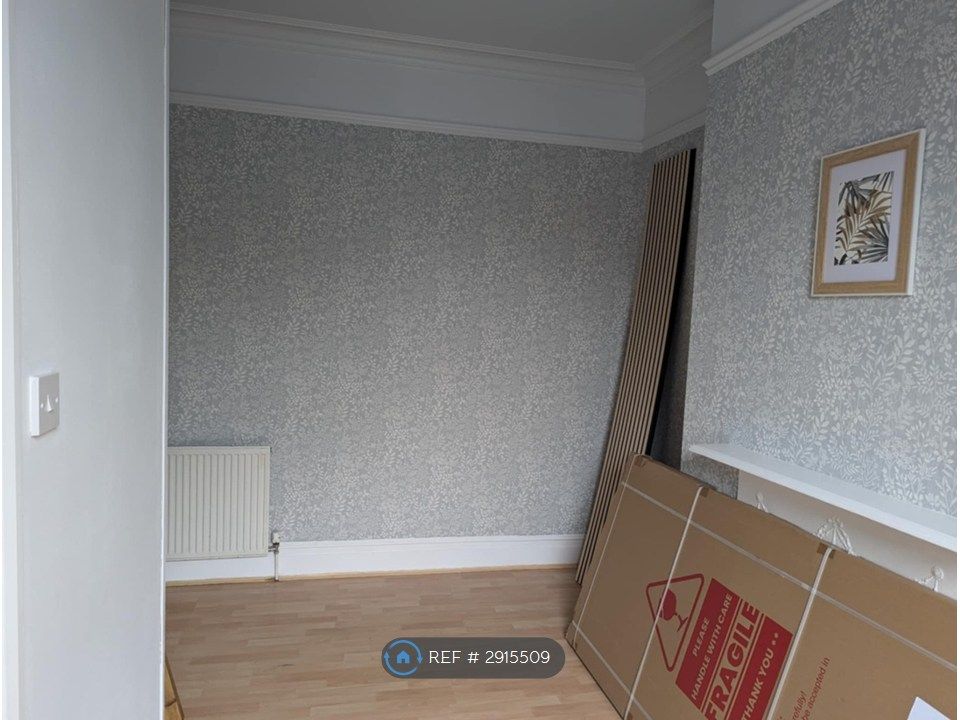 Property photo 3 of 25 Ensuite Room-Bed, Table, Chair Available