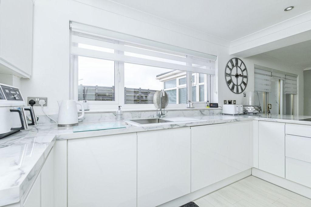 Property photo 3 of 23 Kitchen