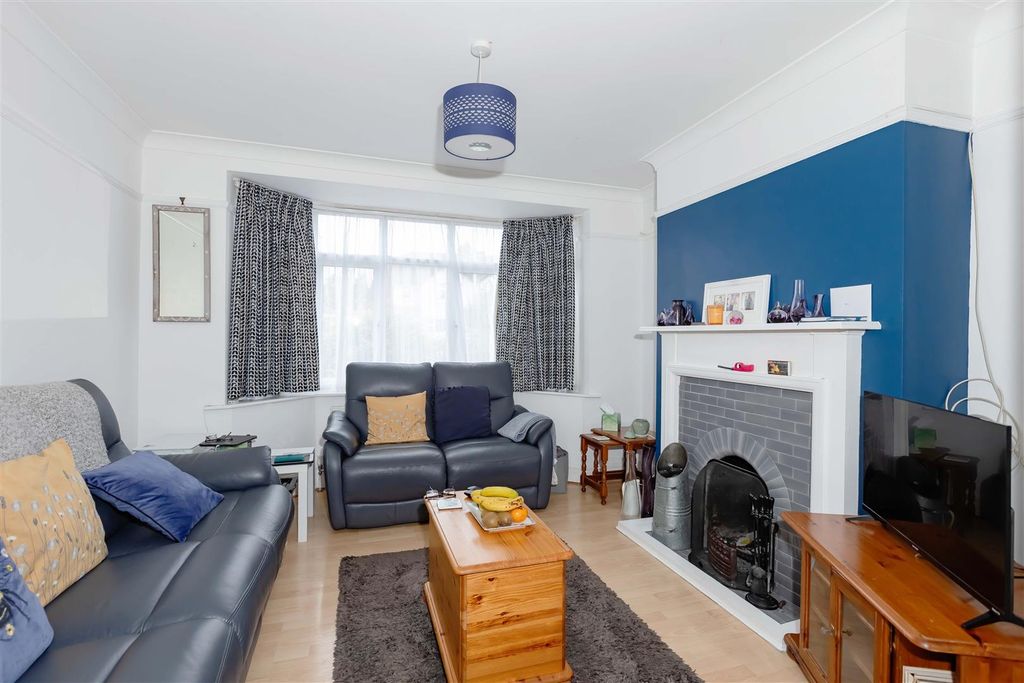 Property photo 2 of 13 Pavilion Rd_7.Jpg