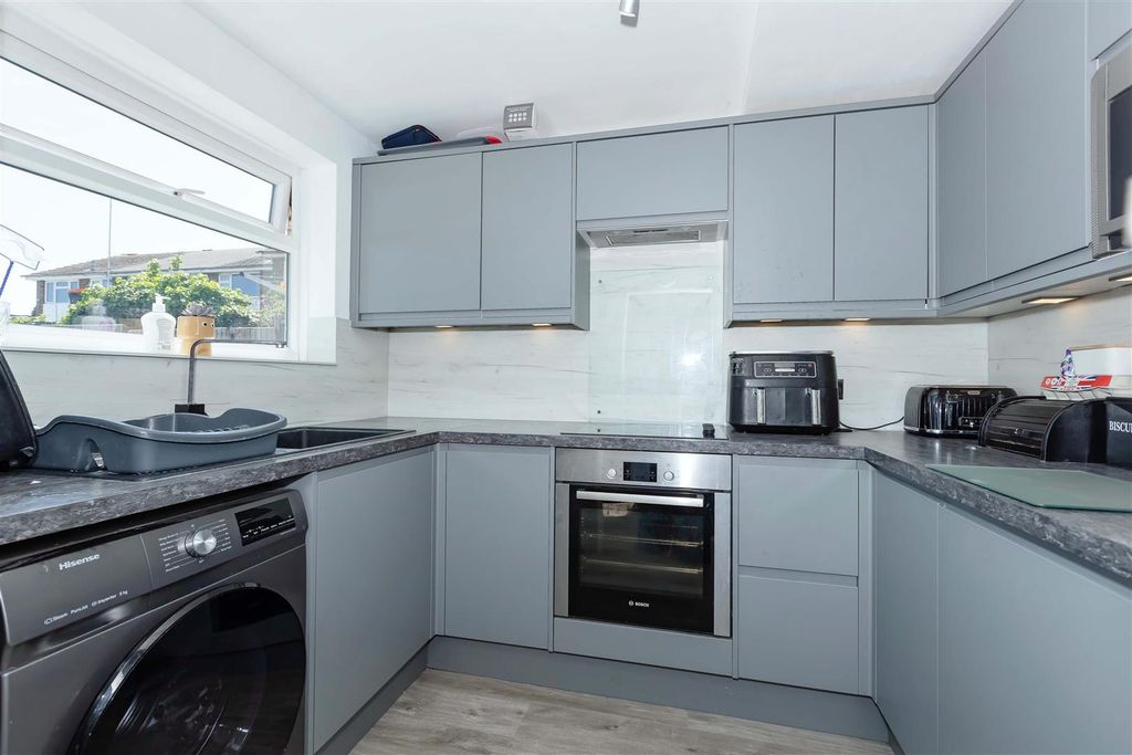 Property photo 3 of 13 Galsworthy Close_6.Jpg