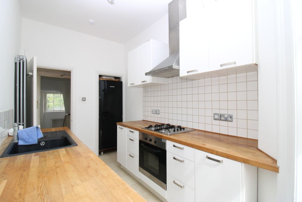 Property photo 3 of 6 Kitchen