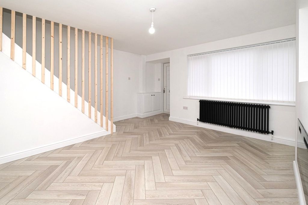 Property photo 3 of 15 Lounge