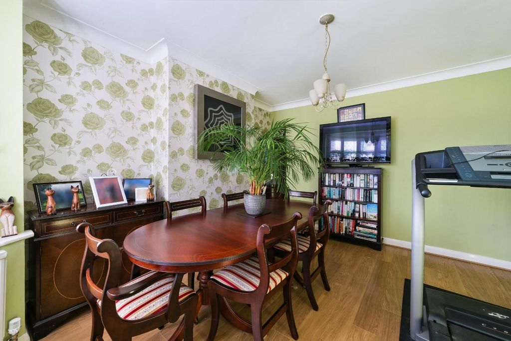 Property photo 3 of 14 Newbury Gardens