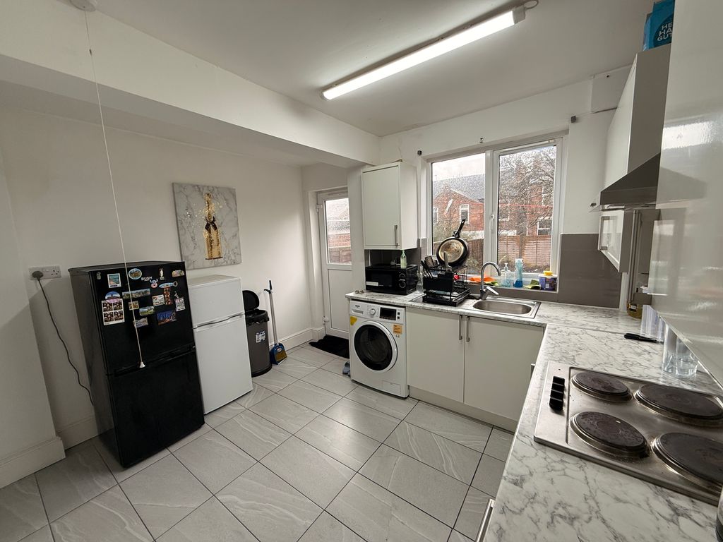 Property photo 3 of 12 Kitchen