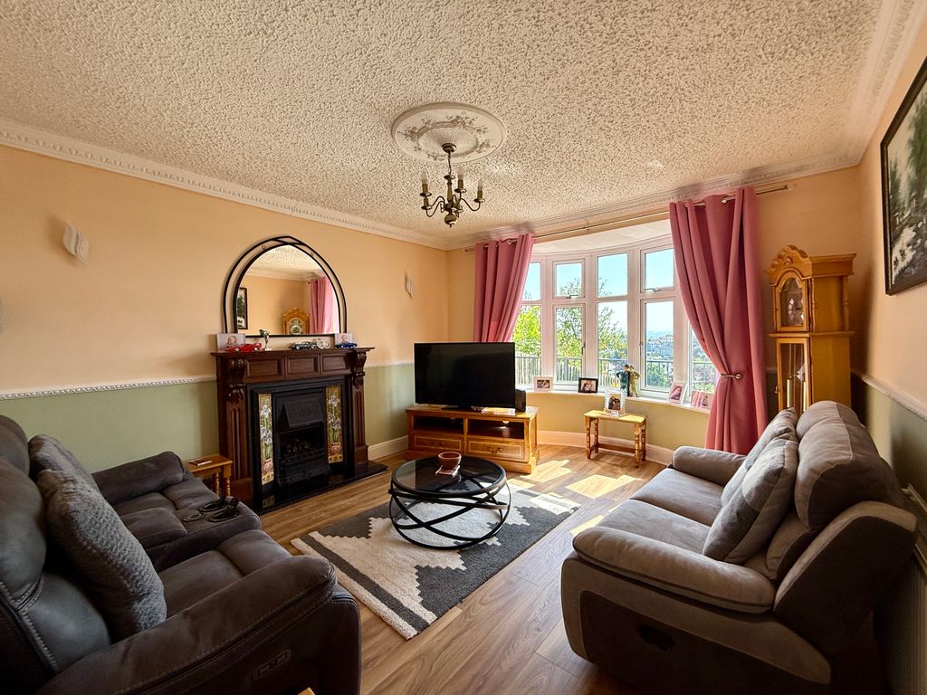 Property photo 3 of 22 Lounge,