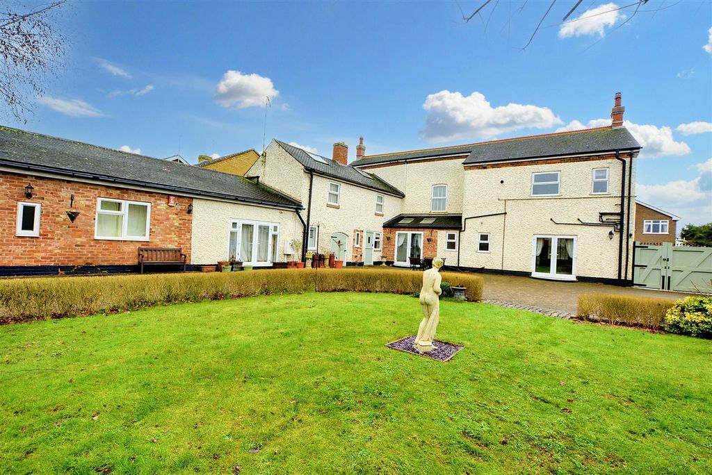 Property photo 1 of 33 Private Established Gardens With Seating Areas And