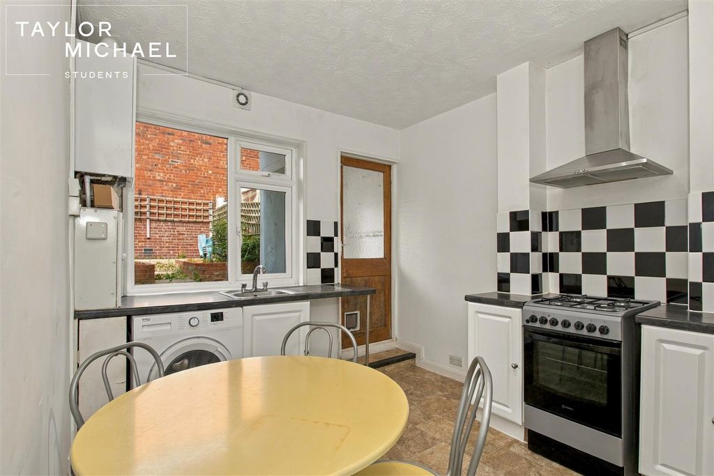 Property photo 1 of 17 Kitchen
